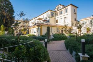 a building with a pathway in front of it at Borgo Guelfo IV in Florence