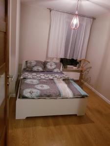 sypialnia z łóżkiem w pokoju z oknem w obiekcie Apartament Jelen'iowska w Kielcach