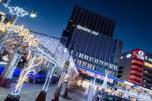 una calle de la ciudad con luces de Navidad y un edificio en Hotel Ole, en Fujieda