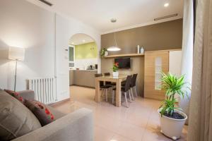 a living room and kitchen with a couch and a table at Bcngotic in Barcelona