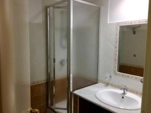 bagno con lavandino e doccia con specchio di CaToledo a Napoli