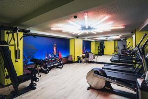 een sportschool met rijen loopbanden en fitnessapparaten bij BOMA easy living hotel in Straatsburg +32 foto's