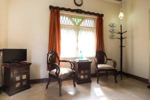 TV a/nebo společenská místnost v ubytování The Pereira's Goan Homestay Villa