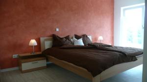 ein Schlafzimmer mit einem großen Bett mit roten Wänden in der Unterkunft Kleines Ritz in Willingen