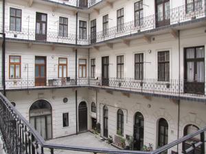 ブダペストにあるPair of Kings | Budapestのバルコニー付きのアパートメントビルの外側の景色を望めます。