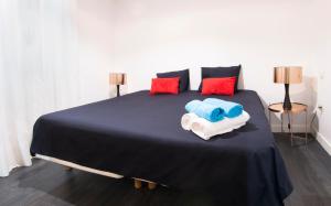 マドリードにあるHuertas- El corazón de Madridのベッドルーム1室(大型ベッド1台、タオル2枚付)