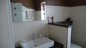 ein weißes Badezimmer mit Waschbecken und Toilette in der Unterkunft Kleines Ritz in Willingen