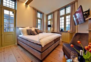 Кровать или кровати в номере Rooms With A View