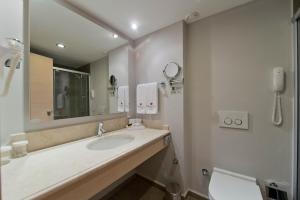 A bathroom at Ramada Resort by Wyndham Bodrum