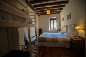 een slaapkamer met 2 stapelbedden en een bureau bij Posada 3 Valles in Liérganes