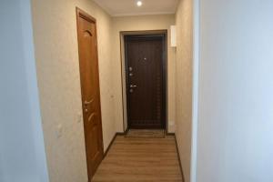 リウネにあるЧудова квартира в центрі містаの黒いドアと木製の床の廊下