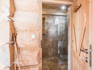 een ladder in een kamer met een douche bij TatryTop Domek pod Giewontem in Zakopane +62 foto's