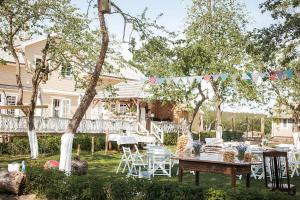 een tafel en stoelen in de tuin van een huis bij Labanoras in Labanoras