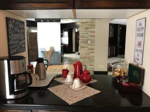 encimera de cocina con cafetera en Amjicaja Guesthouse, Tours & Rentals, en Walvis Bay