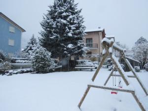 ドモドッソラにあるBed and Breakfast Ossolaの雪に覆われた庭