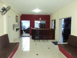 a living room with a couch and a table at Hotel Platina in Santo Antônio da Platina