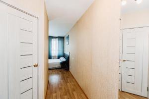 トリヤッチにあるApartment on 40 let Pobedy street 51Vの白いドア2つ付きの廊下、ベッドルーム1室