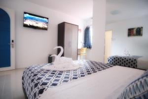 - une chambre avec un lit recouvert d'un cygne dans l'établissement D´Gecko Hotel, à Moalboal