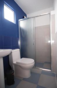 Bilik mandi di D´Gecko Hotel