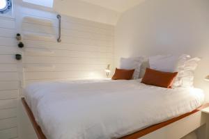 Llit o llits en una habitació de M/S Svalbard B&B