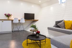 una sala de estar con un sofá y una mesa en M/S Svalbard B&B, en Ámsterdam