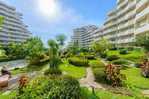 un jardín en medio de un complejo de apartamentos en Cubo's Estudio 118 Benal Beach en Benalmádena