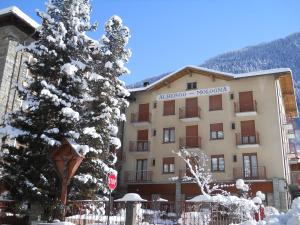 Nespecifikovaný výhled na hory nebo výhled na hory při pohledu z hotelu