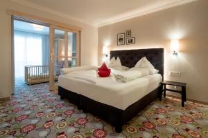 A bed or beds in a room at Familienhotel Felsenhof