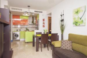 フエンヒロラにあるCubo's Apartamento España 2C Fuengirolaのキッチン、ダイニングルーム(テーブル、椅子付)