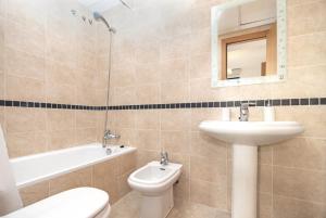 Koupelna v ubytování Cubo's Apartamento Espana Fuengirola 2B + 24 fotografií