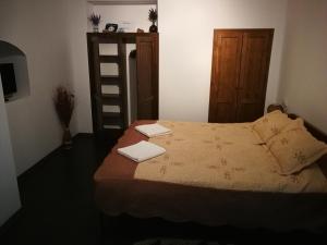 1 dormitorio con 1 cama con 2 toallas en Homestay Marius en Sibiu