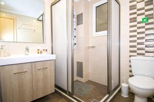ein Badezimmer mit Dusche, Toilette und Waschbecken in der Unterkunft Villa Campos- Less than 5-Min Walk to Kalivaki Beach in Georgioupoli + 28 Fotos