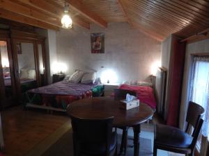 Habitación con cama, mesa y cama en A la source du saolon, en Culmont
