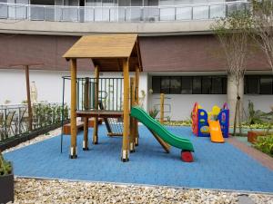 un parque infantil con un tobogán sobre un azul en Unlimited Ocean Front, en Santos