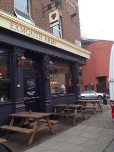 een groep picknicktafels buiten een restaurant bij PubLove @ The Exmouth Arms, Euston in Londen
