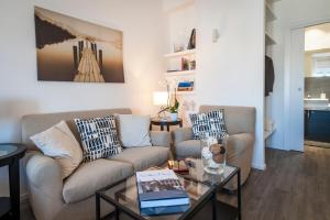 A seating area at Ci'Cala House