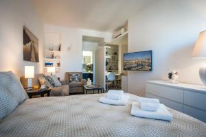 A bed or beds in a room at Ci'Cala House