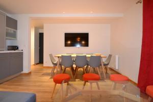 貝勒普拉涅的住宿－Belle Plagne Premium，厨房以及带桌椅的用餐室。