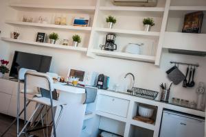 A kitchen or kitchenette at Ci'Cala House