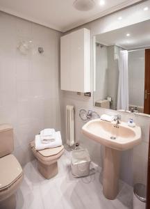 ログローニョにある4Uの白いバスルーム(トイレ、シンク付)