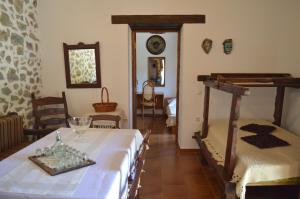 una habitación con una mesa y una cama en ella en Epavlis Iosif, en Chóra Sfakíon