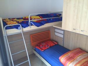 Двухъярусная кровать или двухъярусные кровати в номере Palazzina Rosa