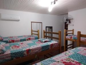 A bed or beds in a room at KR Hostel Ilhabela