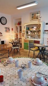 シャトーランにあるThe LightHouse Chambres à louerのテーブルと椅子、キッチンが備わる客室です。