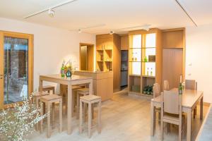 cocina y comedor con mesa y sillas en Weingut Blank en Homburg