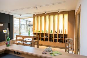 una habitación con una pared de botellas de vino en Weingut Blank, en Homburg