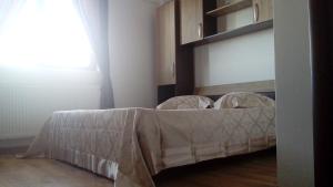 1 dormitorio con 1 cama con edredón blanco en Apartment Mamaia Nord, en Mamaia Nord – Năvodari