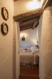 a bedroom with a bed in a room with ceilings at Hotel Colle Etrusco Salivolpi in Castellina in Chianti