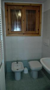 セルヴァ・ディ・カドーレにあるcasafiorinのバスルーム(トイレ、洗面台付)