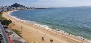 Blick auf einen Strand mit Gebäuden und das Meer in der Unterkunft Hotel Aliança in Vila Velha